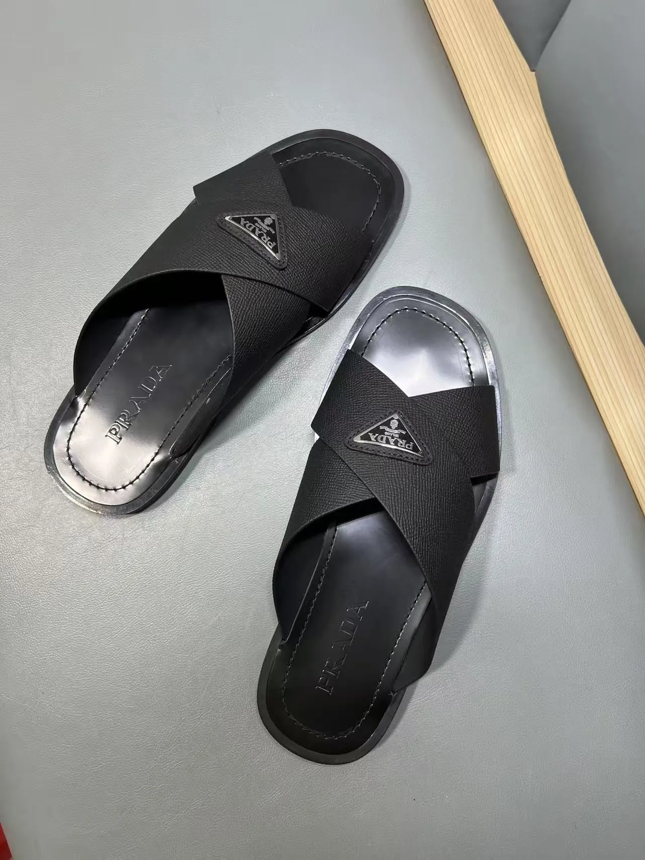 340💰PRADA Prada’s latest slippers are synchronized with the official website. This slipper is made of the brand’s unique and iconic Saffiano leather. The brand logo jumps out from the double straps, and the brand style is clearly visible. Cowhide gives men elegant charm and functional design, making it an ideal choice for vacation and leisure. Size:38-45